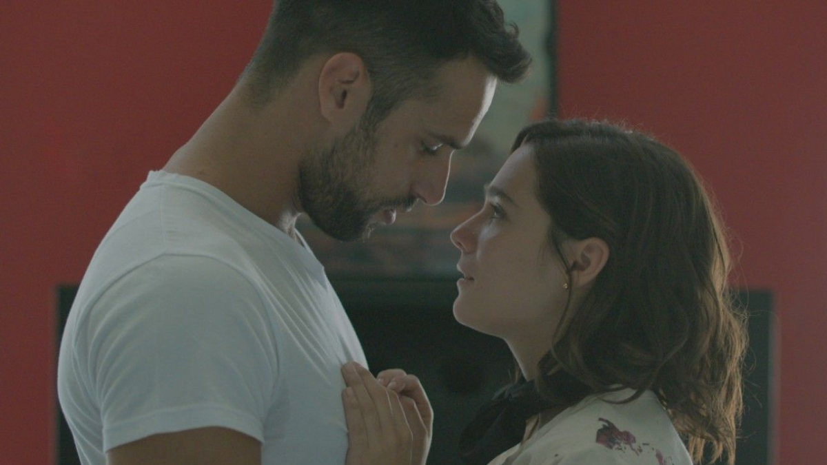 El vínculo entre Emanuel y Ana en Diario de un gigoló desata una red de secretos que atrapa desde el primer capítulo. El vínculo entre Emanuel y Ana en Diario de un gigoló desata una red de secretos que atrapa desde el primer capítulo.