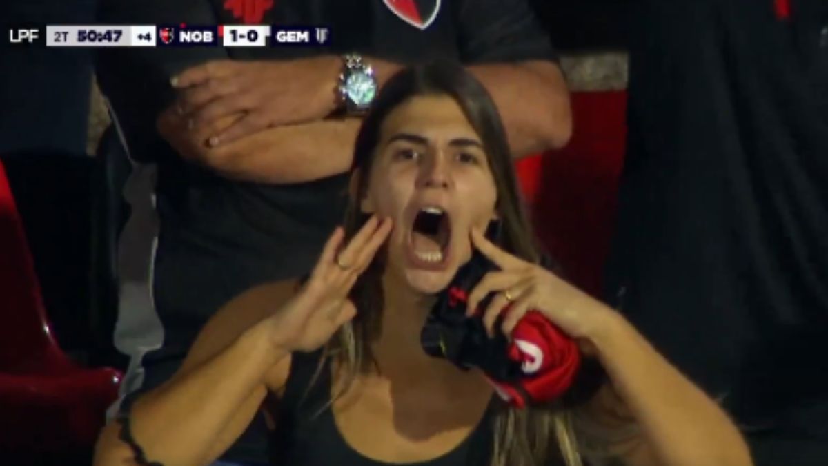 Quién es la hincha que le pidió a gritos y con un insulto al árbitro que termine el partido de Newells.