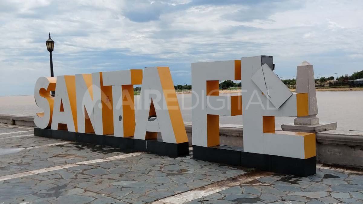 Vandalizaron el cartel de Santa Fe en la costanera