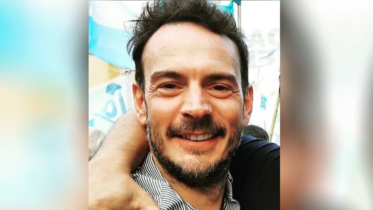 Facundo Olivera es licenciado en Ciencias Políticas y trabajó como funcionario en la Cámara de Diputados de Santa Fe.