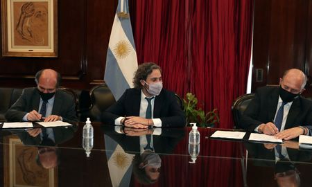 El gobernador Omar Perotti firmó este miércoles en la ciudad de Buenos Aires un convenio con el presidente del Banco de la Nación Argentina, Eduardo Hecker, con el objetivo de otorgar financiamiento a los sectores productivos de la provincia en el marco del Programa “Santa Fe de Pie”. El gobernador Omar Perotti firmó este miércoles en la ciudad de Buenos Aires un convenio con el presidente del Banco de la Nación Argentina, Eduardo Hecker, con el objetivo de otorgar financiamiento a los sectores productivos de la provincia en el marco del Programa “Santa Fe de Pie”.