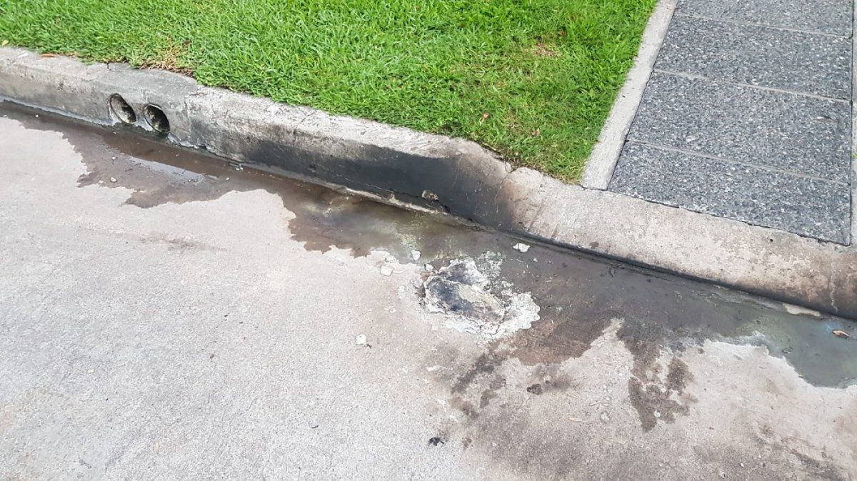 Restos. Así quedó un cordón de la calle tras el incendio.&nbsp;