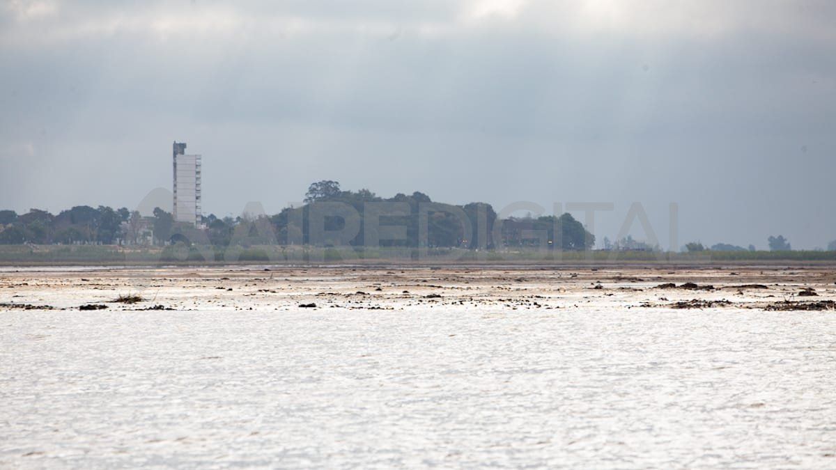 Después de los pilotes del viejo puente ferroviario es muy complicada la navegación en la laguna Setúbal por la bajante.