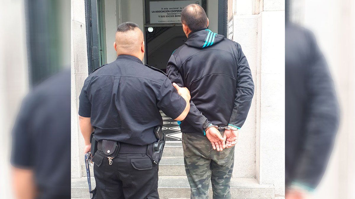 La detención se concretó luego de un procedimiento policial que tuvo lugar en la esquina de 9 de Julio y Corrientes.