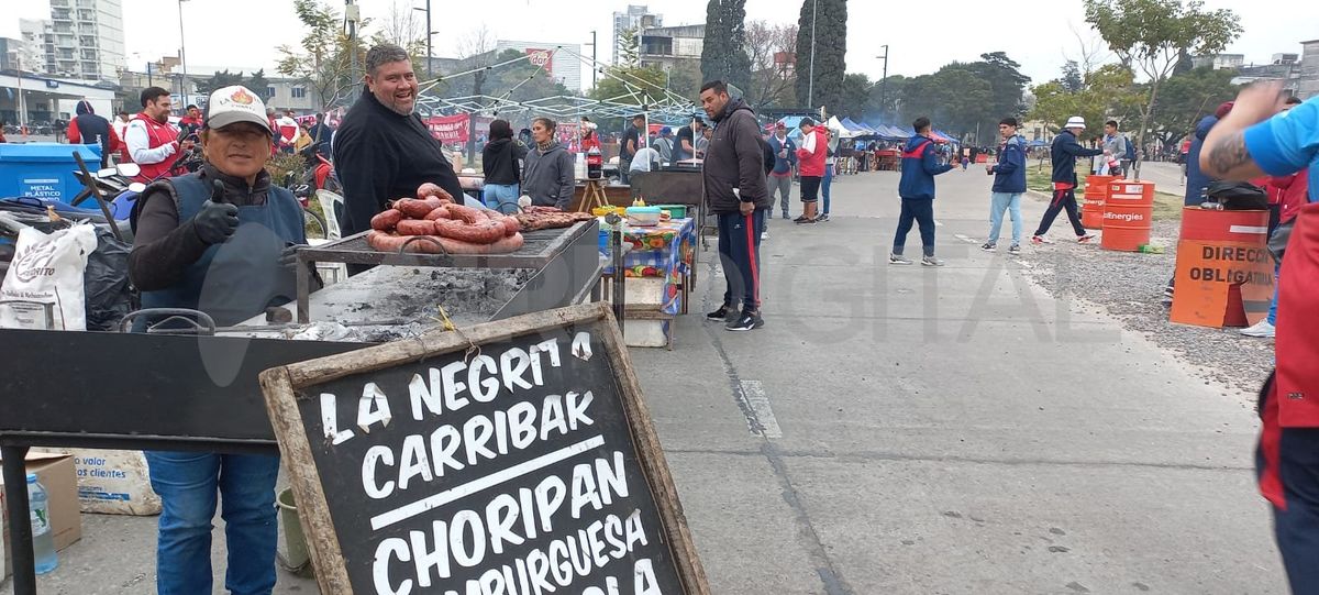 Volvió el fútbol en Argentina y con eso volvieron las previas para los hinchas antes de los partidos. Volvió el fútbol en Argentina y con eso volvieron las previas para los hinchas antes de los partidos.