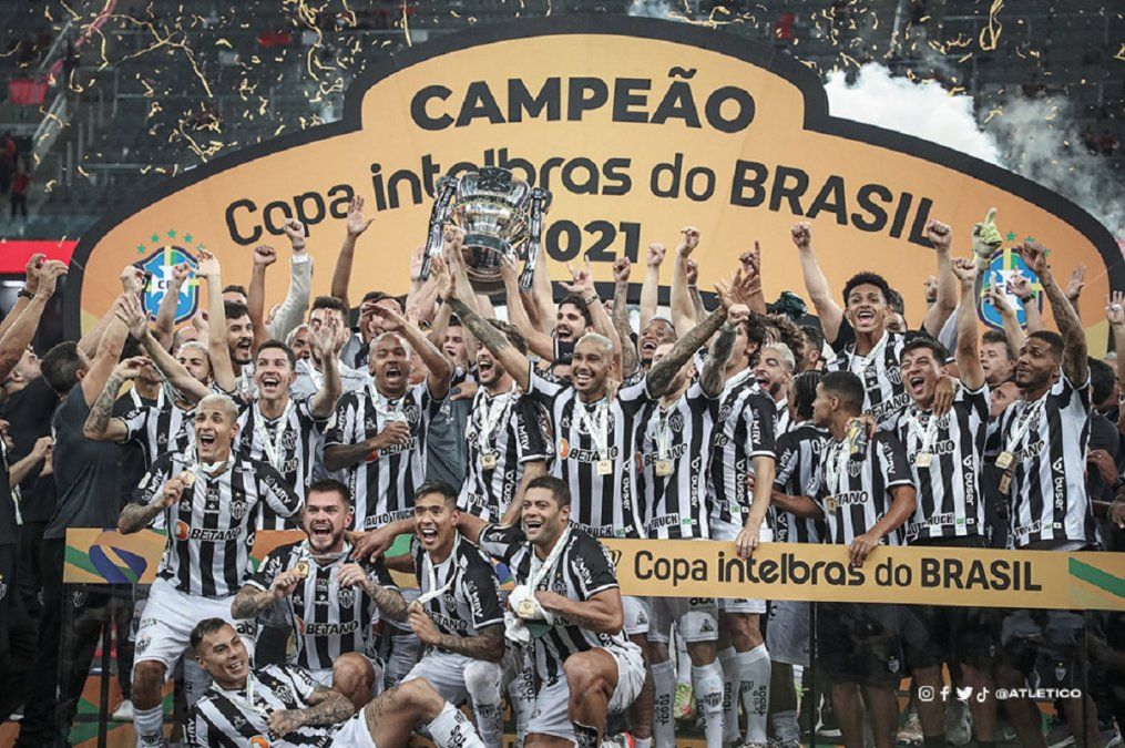 Atlético Mineiro derrotó a Atlético Paranaense por 2-0 y se quedó con la Copa de Brasil. Con Matías Zaracho y Nacho Fernández
