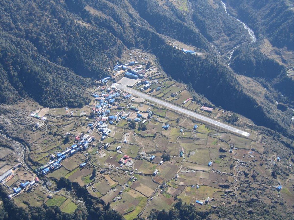 El aeropuerto –que ofrece impresionantes vistas del Himalaya– fue construido sobre la ladera de una montaña en 1964 y, desde 2008, el nombre oficial es Tenzing-Hillary, en honor de Sir Edmund Percival Hillary y Tenzing Norgay quienes, el 29 de mayo de 1953, se convirtieron en las primeras personas en alcanzar la cima del Everest. El aeropuerto –que ofrece impresionantes vistas del Himalaya– fue construido sobre la ladera de una montaña en 1964 y, desde 2008, el nombre oficial es Tenzing-Hillary, en honor de Sir Edmund Percival Hillary y Tenzing Norgay quienes, el 29 de mayo de 1953, se convirtieron en las primeras personas en alcanzar la cima del Everest.
