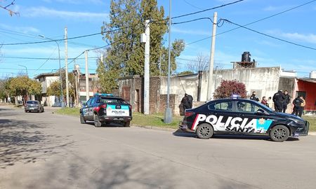Personal policial fuera del domicilio de la mujer fallecida. Personal policial fuera del domicilio de la mujer fallecida.