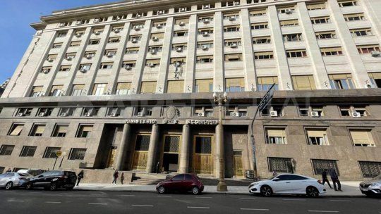 Hace 70 años que un ministro de Economía no cumple un mandato presidencial completo.