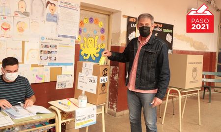 El intendente de la ciudad de Santa Fe, Emilio Jatón, votó esta tarde en la escuela Beleno. El intendente de la ciudad de Santa Fe, Emilio Jatón, votó esta tarde en la escuela Beleno.