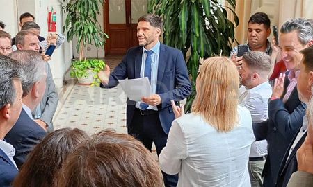 El grupo de diputados y senadores, encabezado por la vicegobernadora, Gisela Scaglia, fue hasta la Casa de Gobierno donde se le hizo entrega al mandatario del expediente con la redacción de la normativa. El grupo de diputados y senadores, encabezado por la vicegobernadora, Gisela Scaglia, fue hasta la Casa de Gobierno donde se le hizo entrega al mandatario del expediente con la redacción de la normativa.