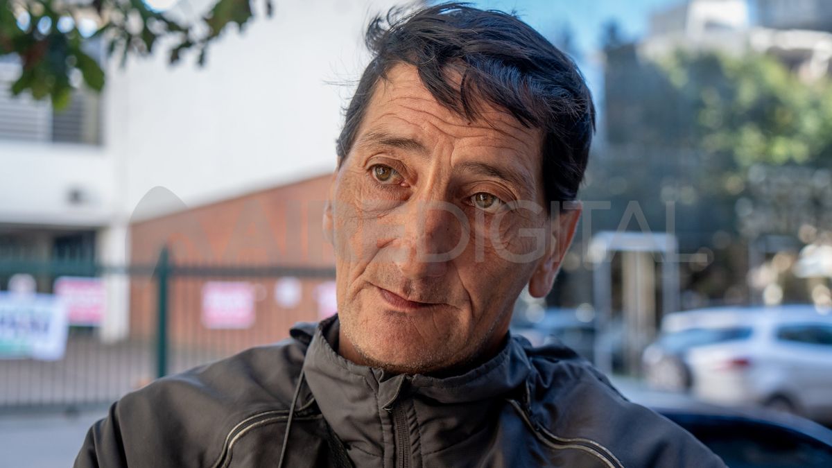 Juan Carlos trabaja desde hace 20 años cuidando autos en el centro de la ciudad de Santa Fe.
