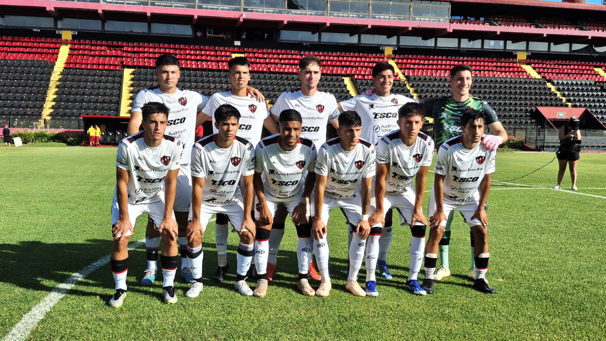 En el Brigadier López, Patronato goleó 4-0 a Colón. En el Brigadier López, Patronato goleó 4-0 a Colón.