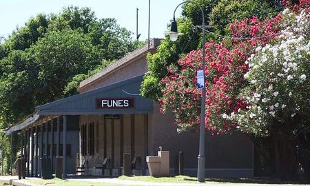 La ciudad de Funes tiene casi 149 años de historia y ha evolucionado de un pequeño pueblo a una comunidad en constante desarrollo, con más de 43.000 habitantes que crece a 100.000 en temporada de verano. La ciudad de Funes tiene casi 149 años de historia y ha evolucionado de un pequeño pueblo a una comunidad en constante desarrollo, con más de 43.000 habitantes que crece a 100.000 en temporada de verano.