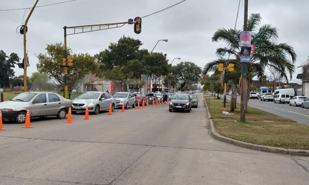 A primera hora, las demoras en el inicio de la vacunación produjeron largas colas de vehículos fuera de la Esquina Encendida. A primera hora, las demoras en el inicio de la vacunación produjeron largas colas de vehículos fuera de la Esquina Encendida.