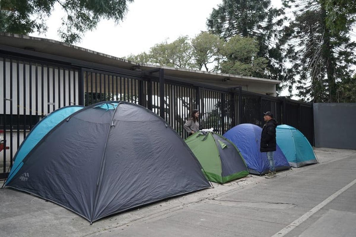 Los fans ya están acampando en la puerta del estadio de River Plate para conseguir lugares privilegiados cerca del escenario.