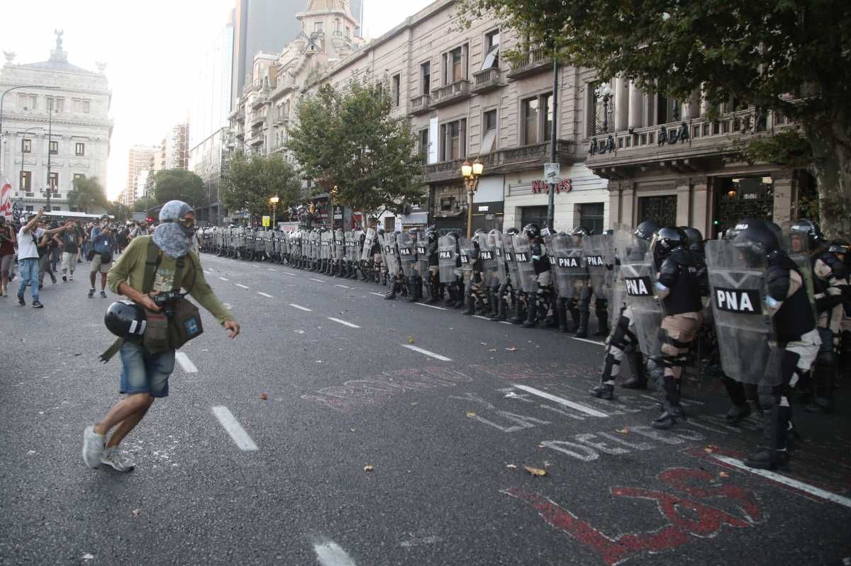Hubo graves incidentes durante y después del debate de la ley ómnibus. Hubo graves incidentes durante y después del debate de la ley ómnibus.