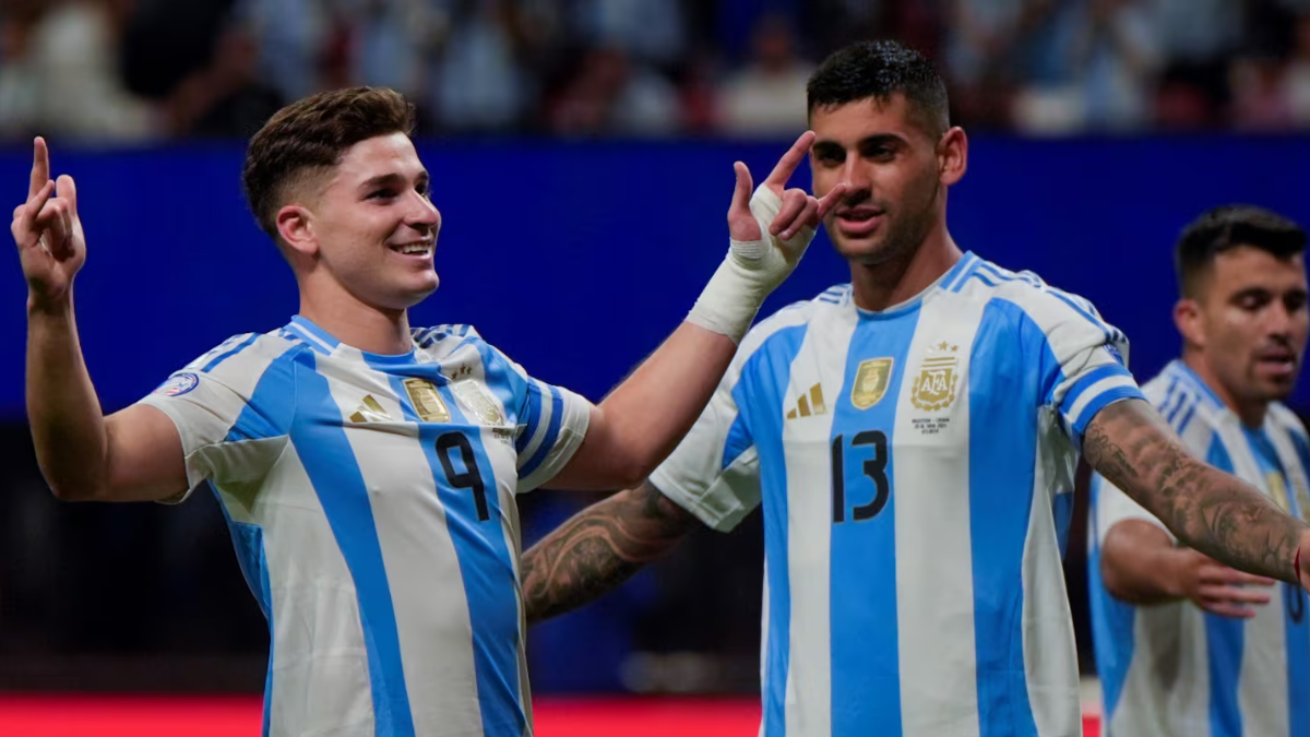 Julián Álvarez terminó el partido con una notable marca en su cuello y una venda en la muñeca izquierda. Julián Álvarez terminó el partido con una notable marca en su cuello y una venda en la muñeca izquierda.