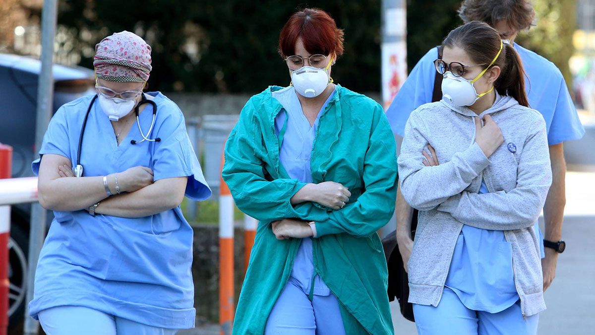 Profesionales de la salud de Italia preocupados por la cantidad de muertos por coronavirus.