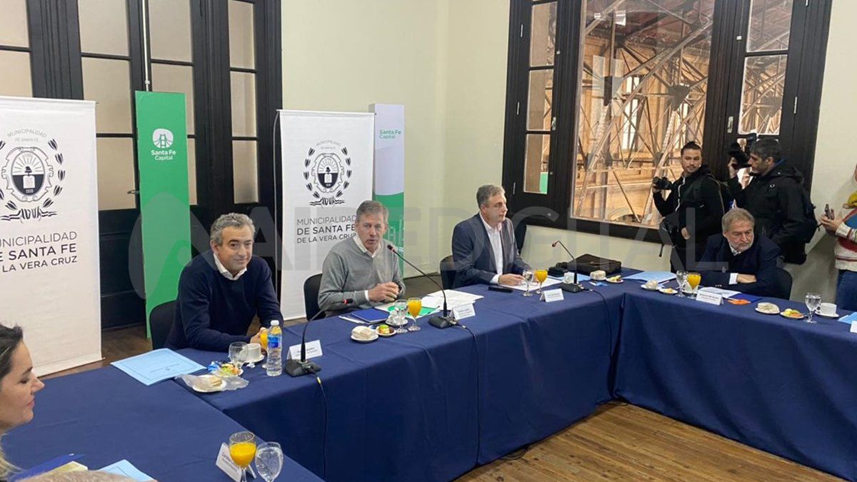 Este lunes, en la Estación Belgrano, se llevó a cabo una reunión de trabajo entre los intendentes de las tres principales ciudades de la provincia (Santa Fe, Rosario y Rafaela) y los diputados y senadores nacionales por Santa Fe.