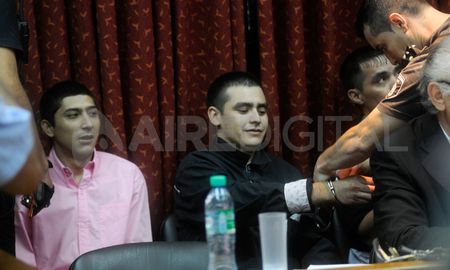 La justicia suspendió el beneficio de las salidas transitorias que le habían otorgado a Pici Cabrera (camisa rosada), uno de los condenados por el crimen de Serena Martínez. La justicia suspendió el beneficio de las salidas transitorias que le habían otorgado a Pici Cabrera (camisa rosada), uno de los condenados por el crimen de Serena Martínez.