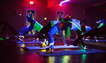 ‘Glowga’, la nueva disciplina del yoga que se practica en la oscuridad