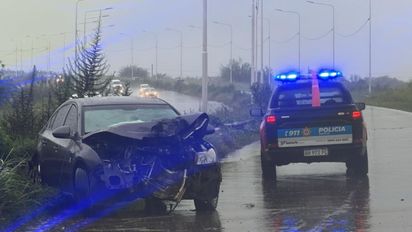 Accidente en Circunvalación Oeste: un auto despistó por agua en la calzada y chocó contra el guardarrail