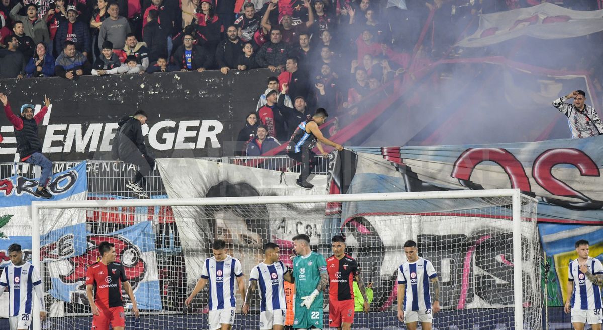 Incidentes en la tribuna de Colón en el partido por Copa Argentina ante Talleres.