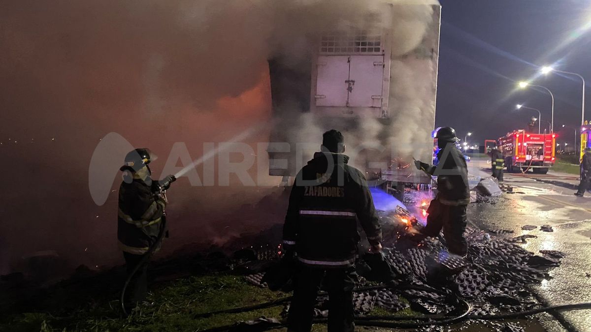 Los bomberos trabajaron a destajo para apagar el incendio.