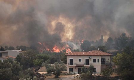 Un&nbsp; incendio localizado 30 kilómetros al norte de Atenas, en Grecia, fue combatido por 450 bomberos﻿