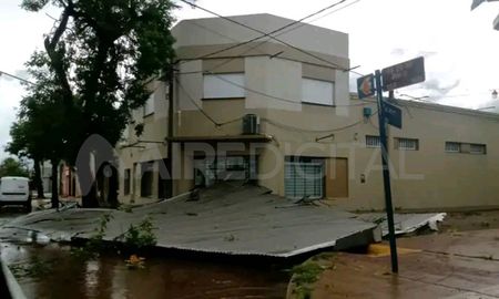 En diálogo con AIRE, el intendente de Gálvez, Mario Fissore, informó que en horas de la mañana de este lunes ya no llovía en la zona, lo que permitirá empezar con los trabajos de limpieza y reparación de daños. En diálogo con AIRE, el intendente de Gálvez, Mario Fissore, informó que en horas de la mañana de este lunes ya no llovía en la zona, lo que permitirá empezar con los trabajos de limpieza y reparación de daños.