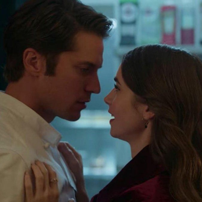 Lucas Bravo y Lily Collins en