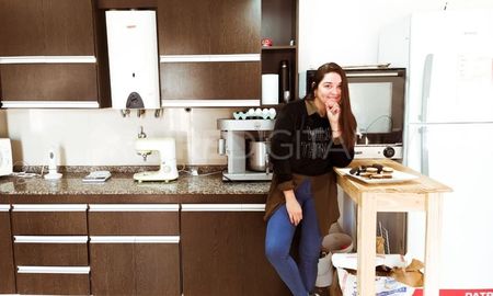Natalia Tablada es una joven santotomesina que lleva adelante MP Pastería, un emprendimiento que cocina tortas y alfajores personalizados. Natalia Tablada es una joven santotomesina que lleva adelante MP Pastería, un emprendimiento que cocina tortas y alfajores personalizados.