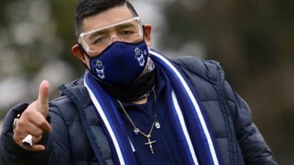 Por primera vez desde que comenzó la pandemia, Diego Maradona dirigió la práctica del Lobo