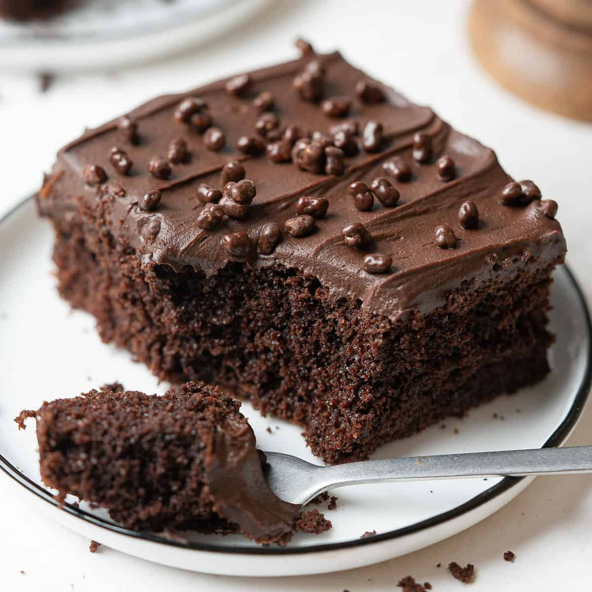 El pastel de chocolate puede comerse glaseado, relleno o solo. El pastel de chocolate puede comerse glaseado, relleno o solo.