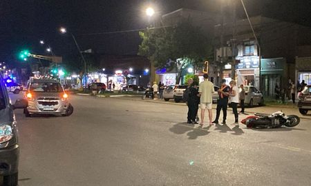 Un accidente de tránsito entre un auto y una moto provocó la hospitalización de una persona este lunes por la tarde noche en Santa Fe. Un accidente de tránsito entre un auto y una moto provocó la hospitalización de una persona este lunes por la tarde noche en Santa Fe.