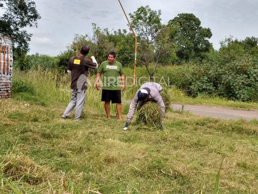 Vecinos del Parque Garay cortan yuyos y limpian espacios públicos