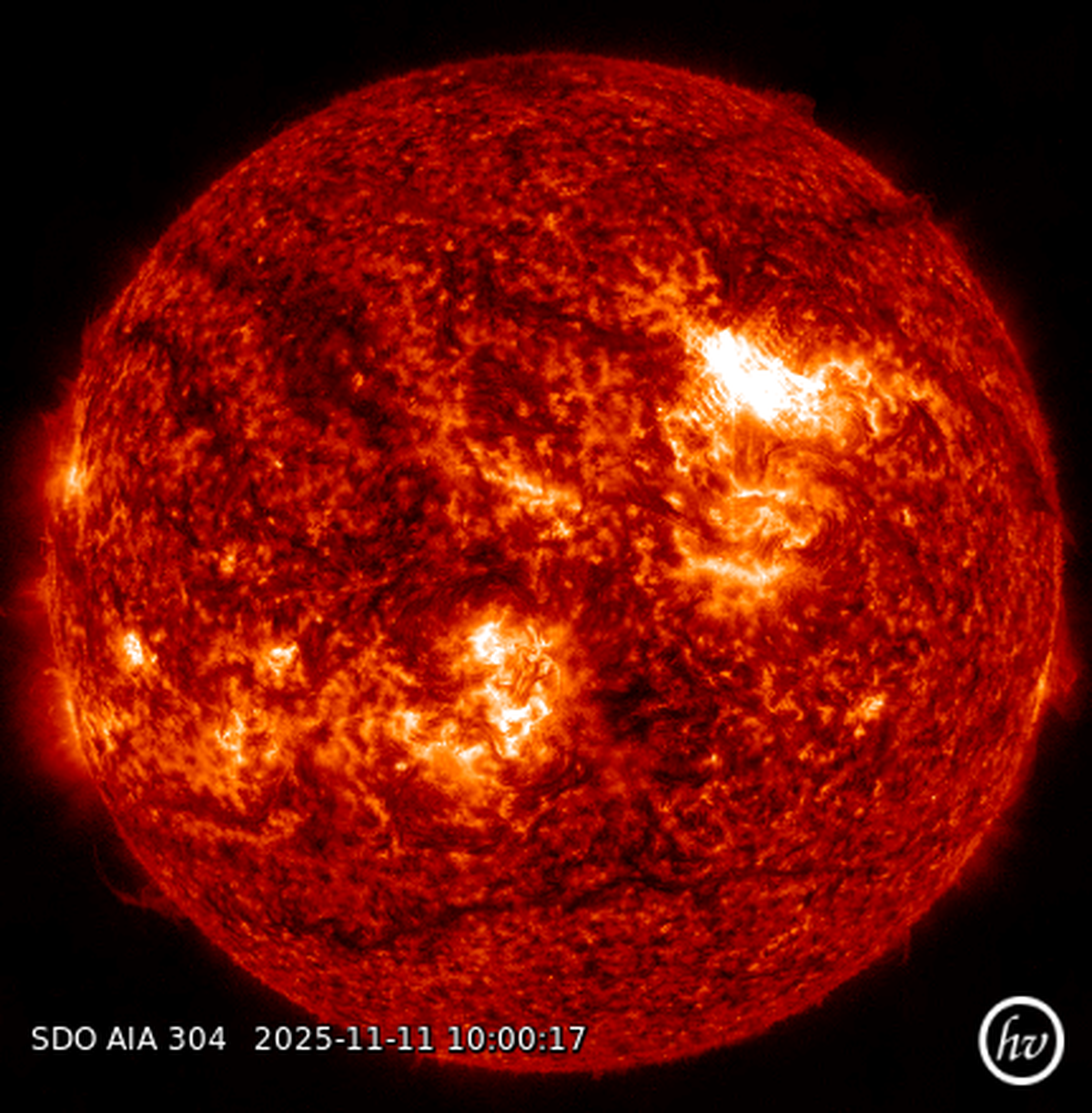 Imagen en el extremo ultravioleta en 304 A, un poco antes del pico de la fulguración. El aumento de brillo indica una fulguración. Imagen en el extremo ultravioleta en 304 A, un poco antes del pico de la fulguración. El aumento de brillo indica una fulguración.