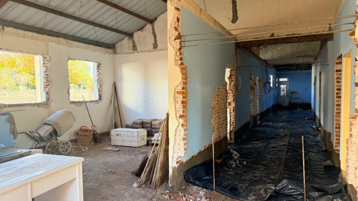 Con una importante inversión en infraestructura sanitaria, el Gobierno de Santa Fe inició las primeras tareas de la obra de ampliación y refacción del Samco “Dr. Carlos Boratti” de Gobernador Crespo, en el departamento San Justo. Con una importante inversión en infraestructura sanitaria, el Gobierno de Santa Fe inició las primeras tareas de la obra de ampliación y refacción del Samco “Dr. Carlos Boratti” de Gobernador Crespo, en el departamento San Justo.