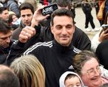 La decisión que tomó Lionel Scaloni mientras saludaba a los fanáticos y vecinos en Pujato.