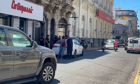 Una discusión entre un hombre y una mujer en pleno microcentro de Santa Fe derivó en un choque contra una policía que debió ser hospitalizada. Una discusión entre un hombre y una mujer en pleno microcentro de Santa Fe derivó en un choque contra una policía que debió ser hospitalizada.