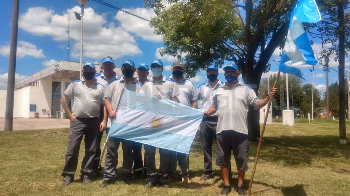 Los empleados de la estación de servicio de Calchaquí no cobran el salario hace cinco meses.