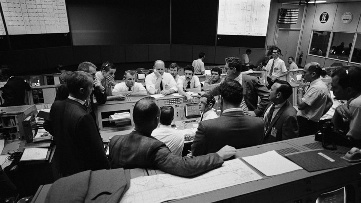 El control de misión en Houston, a 24 horas del regreso del Apolo 13 a la Tierra. El control de misión en Houston, a 24 horas del regreso del Apolo 13 a la Tierra.