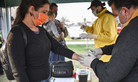 En la postas se procederá a la toma de la temperatura corporal y se realizará el testeo de olfato a cargo del personal del COBEM. Además, se reiteran las recomendaciones básicas como el distanciamiento social, el uso del tapabocas y se aplica alcohol en gel. En la postas se procederá a la toma de la temperatura corporal y se realizará el testeo de olfato a cargo del personal del COBEM. Además, se reiteran las recomendaciones básicas como el distanciamiento social, el uso del tapabocas y se aplica alcohol en gel.
