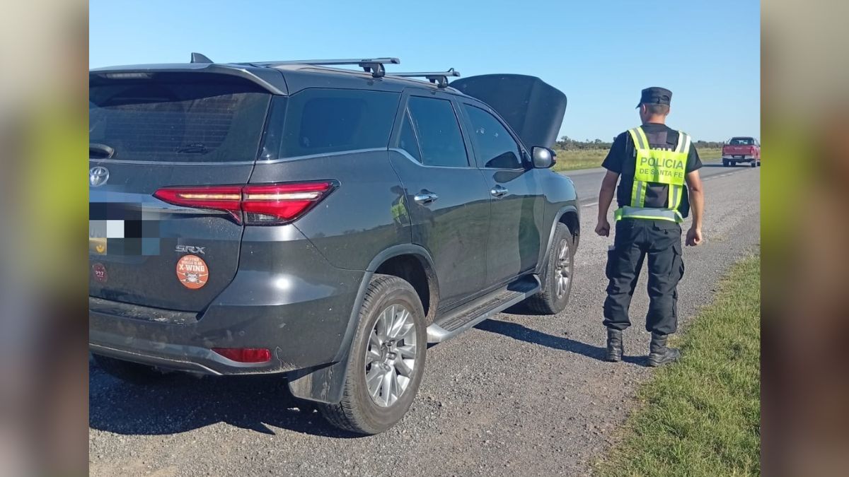 Según información policial, durante el intento de huida un efectivo de la Guardia Provincial logró sujetarse del rodado, pero fue arrastrado aproximadamente 60 metros hasta que pudo soltarse. Según información policial, durante el intento de huida un efectivo de la Guardia Provincial logró sujetarse del rodado, pero fue arrastrado aproximadamente 60 metros hasta que pudo soltarse.
