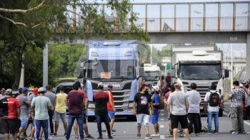 Los pescadores volverán a cortar rutas este martes para reclamar contra la veda