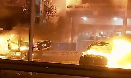 Incidentes tras el asesinato de un disparo a un conductor de la línea 128 en el Gran Buenos Aires. Incidentes tras el asesinato de un disparo a un conductor de la línea 128 en el Gran Buenos Aires.