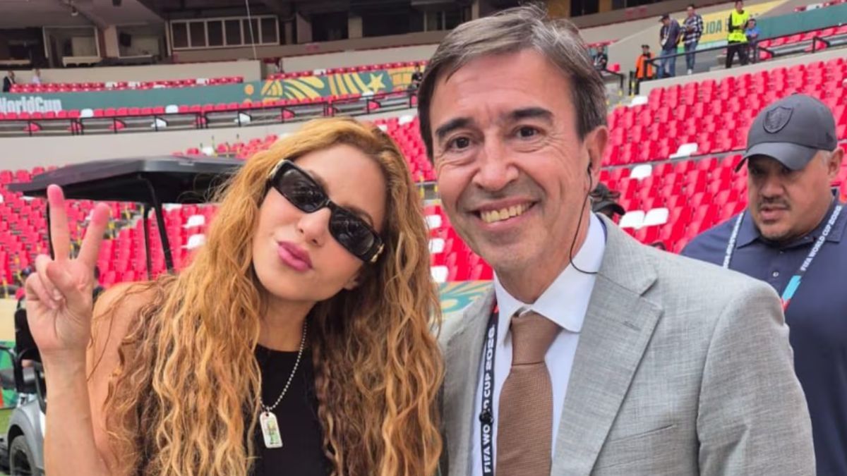 Un periodista argentino abandonó un móvil en vivo para sacarse una foto con Shakira.