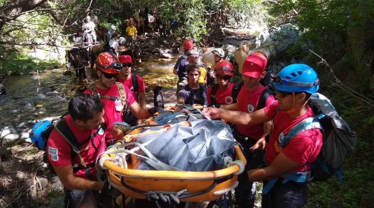 El momento en que trasladaban el cuerpo de Mariela luego de ser hallado.&nbsp;