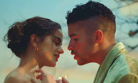 El pasado 14 de febrero, Bad Bunny estrenó la canción La noche de anoche al lado de Rosalía, la cantante de Con altura. El pasado 14 de febrero, Bad Bunny estrenó la canción La noche de anoche al lado de Rosalía, la cantante de Con altura.